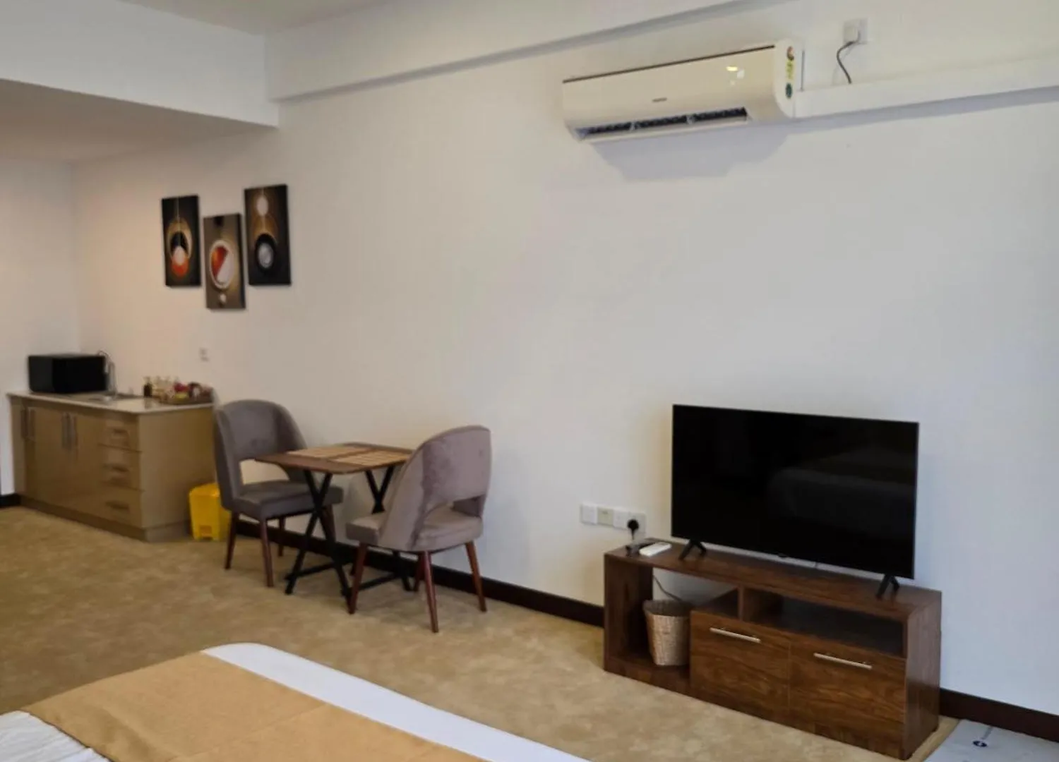 Ocean Breeze Residences 니곰보 호텔